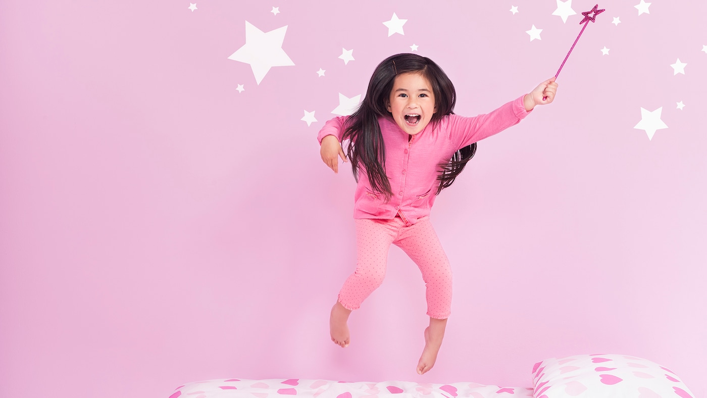 Warna yang Anda pilih untuk kamar tidur anak Anda dapat benar-benar meningkatkan cara mereka berpikir tentang lingkungan barunya, membuat mereka merasa lebih bahagia dan lebih aman.