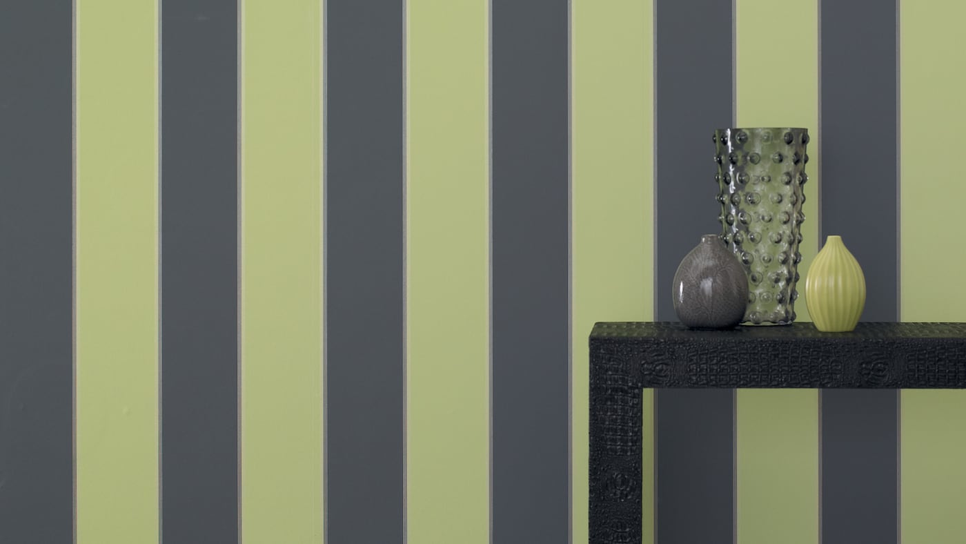 Nuansa merah muda pucat dan kuning menciptakan skema warna harmonis di kamar tidur.
