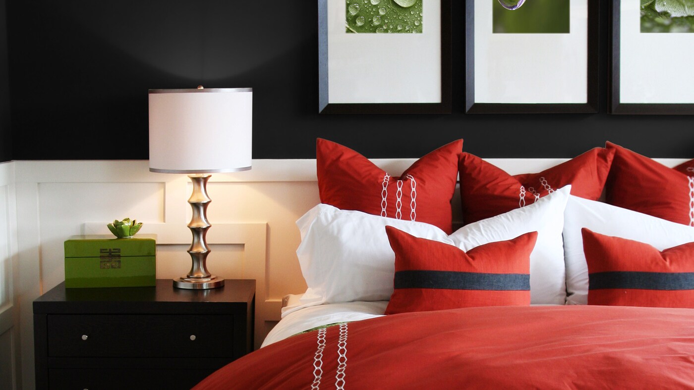 Hanya sentuhan warna hitam dapat langsung menambah kesan dramatis dan anggun pada sebuah ruangan.  