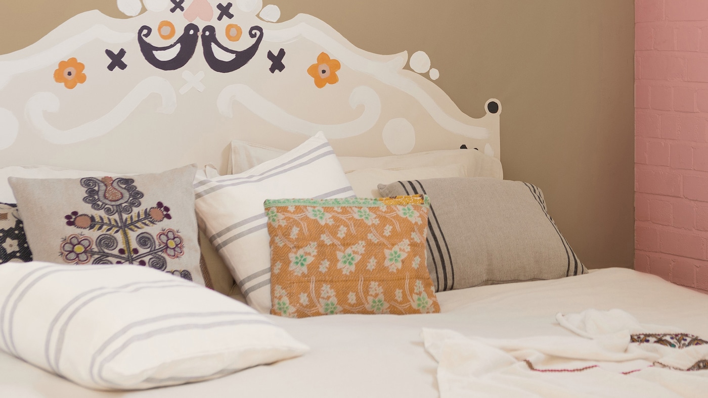 Ciptakan titik fokus yang luar biasa di kamar tidur Anda dengan mengecat sandaran ranjang. Kami akan menunjukan kepada Anda cara membuatnya. 