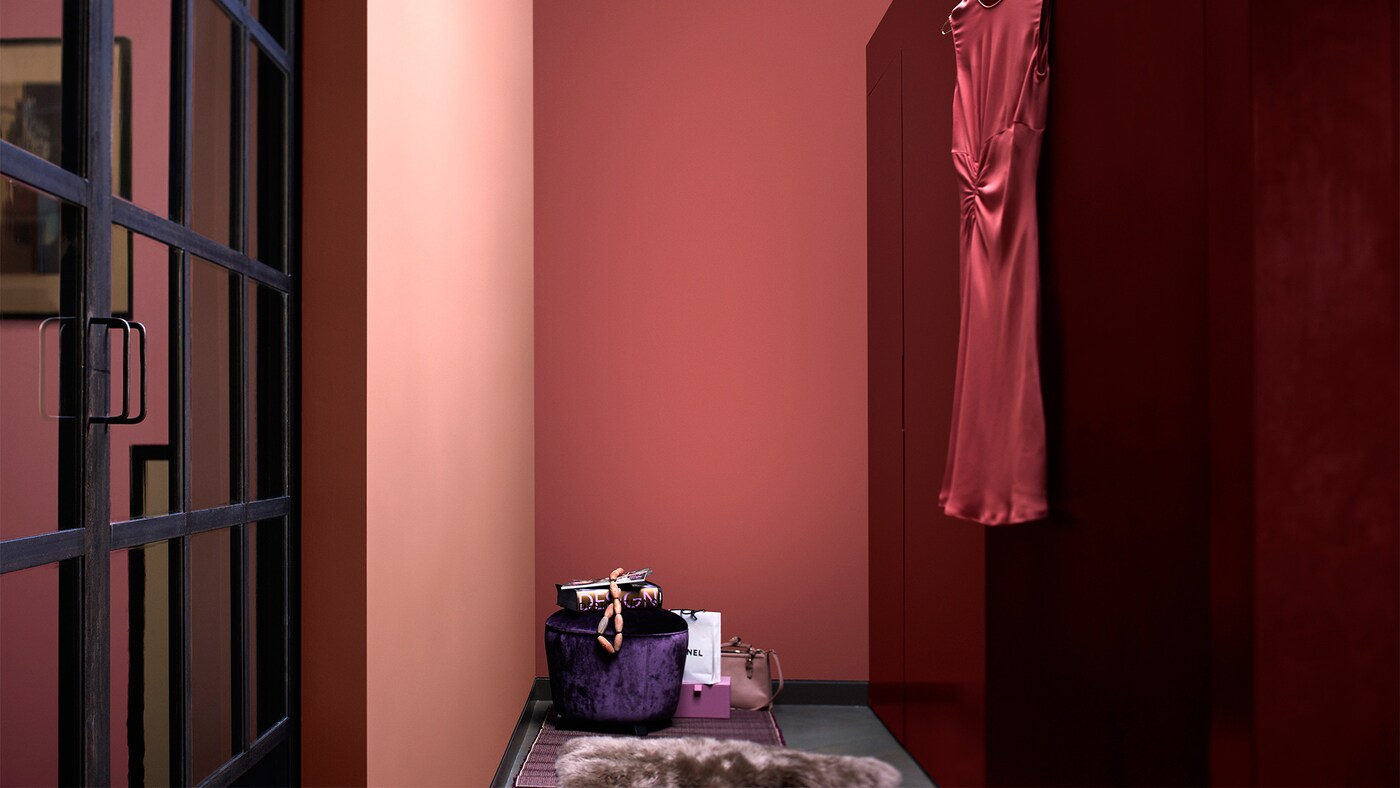 Ciptakan kesan mewah di kamar rias Anda dengan palet warna pink yang glamor dan kaya. 