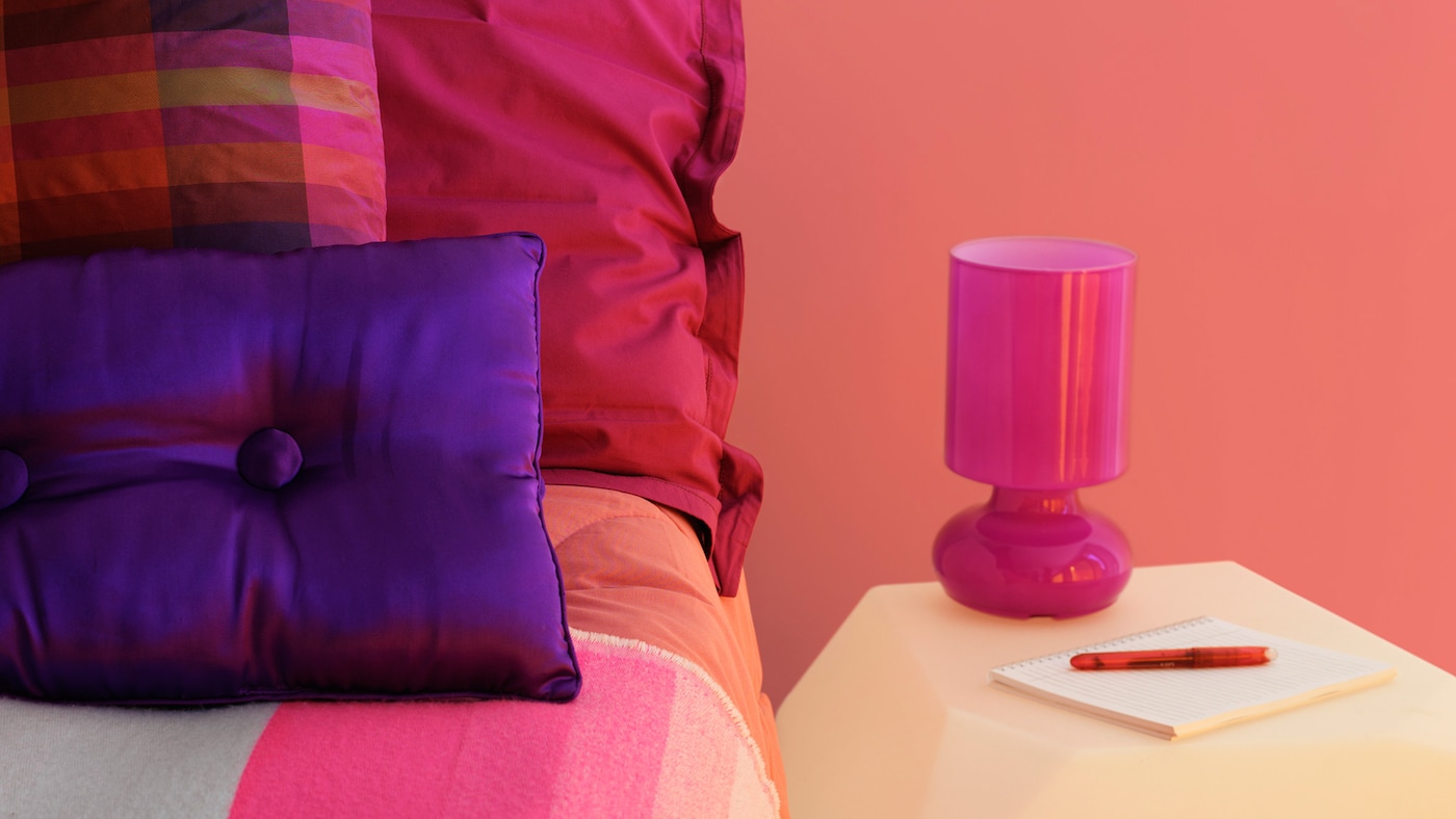 Gunakan pink yang menyala untuk lebih menghangatkan suasana kamar tidur Anda.
