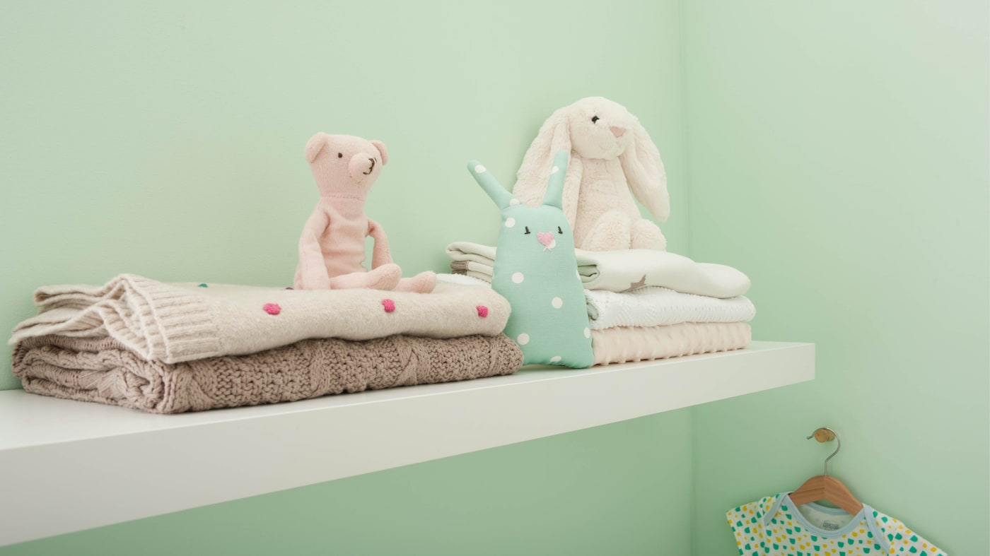 Hijau mint adalah warna yang lembut sekaligus segar, sehingga cocok untuk skema warna kamar bayi – cukup lembut untuk memudahkan si kecil tidur, tetapi cukup menyegarkan juga untuk membantu Anda bertahan sepanjang malam jika bayi Anda menolak tidur.