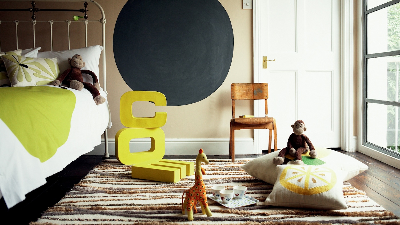 Ciptakan kamar anak yang tenang dengan sentuhan warna netral yang hangat dan cerah.
