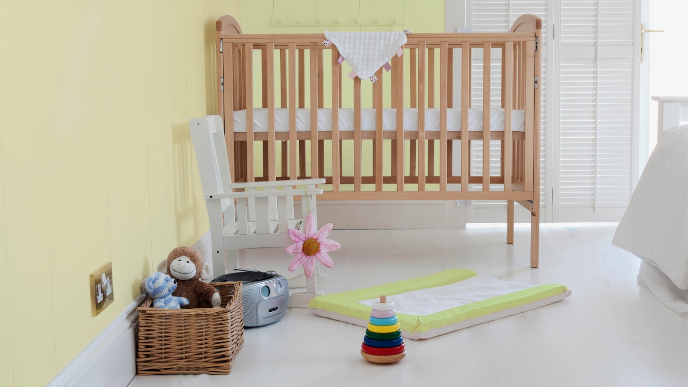Kamar bayi yang mencolok, dengan skema warna yang menantang indra akan terasa sangat memuaskan jika Anda terbiasa mendobrak batasan saat mendekorasi, sekaligus memberikan stimulasi visual untuk bayi Anda.