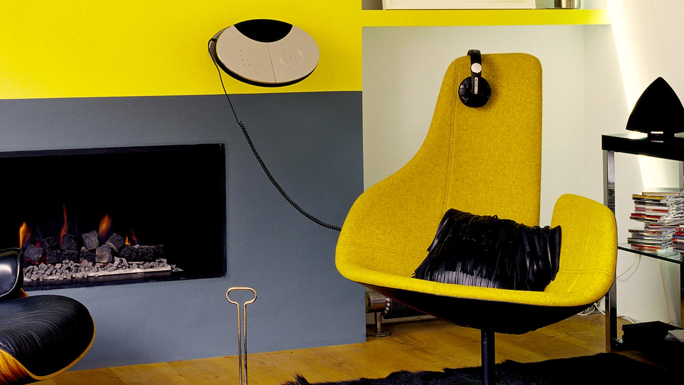 Terobos warna abu-abu batu tulis sejuk dengan ketajaman warna kuning terang.
