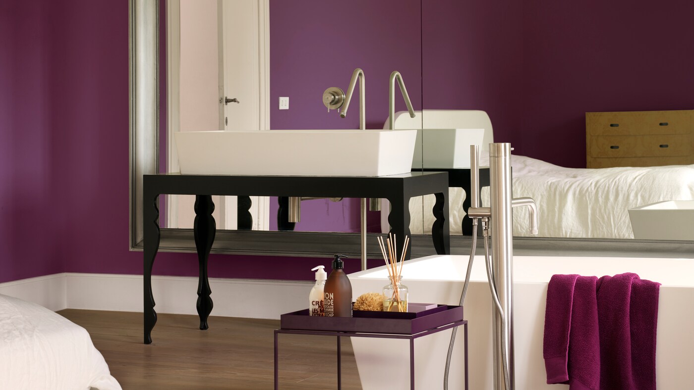 Ciptakan kemewahan di kamar mandi dengan warna ungu megah (Regal Purple)
