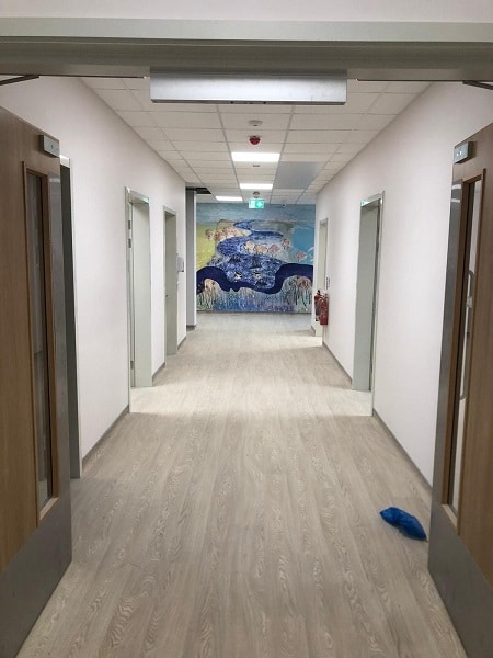duluxtrade-stlukeshospital-corridor-paint-finish