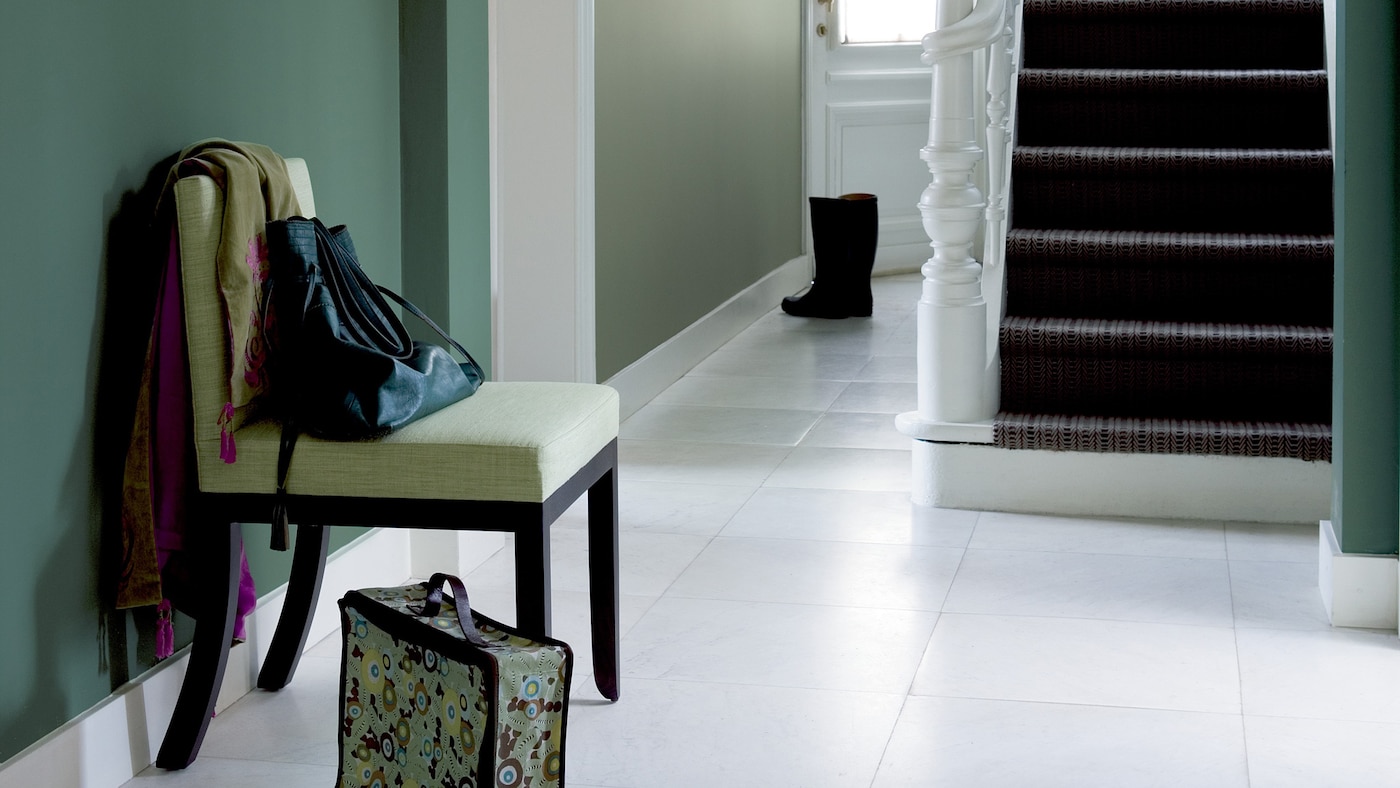 Blend shades of green for an elegant hallway
