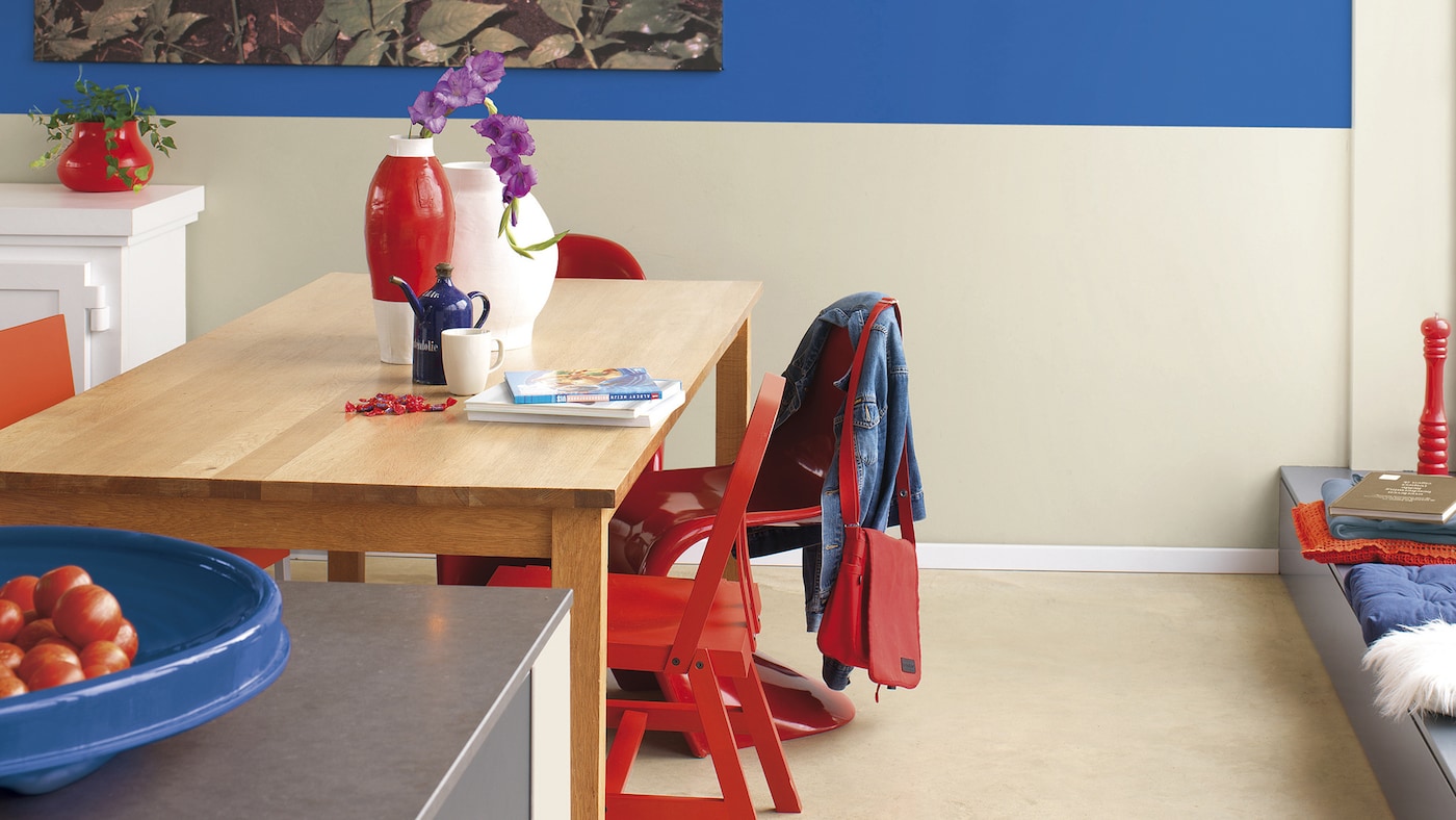 Bright paint colours create a separate kitchen dining space. 