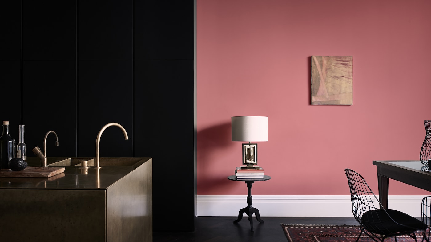 Decorating an open-plan kitchen-dining space? This pink and black colour scheme is perfect for both evening entertaining and daytime living.