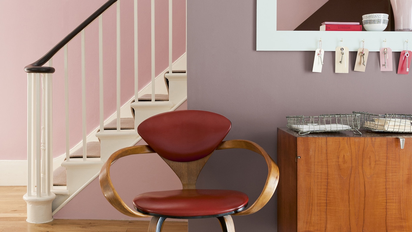 Soft pinks and purples combined with retro
furniture gives a nostalgic feel to any room.
