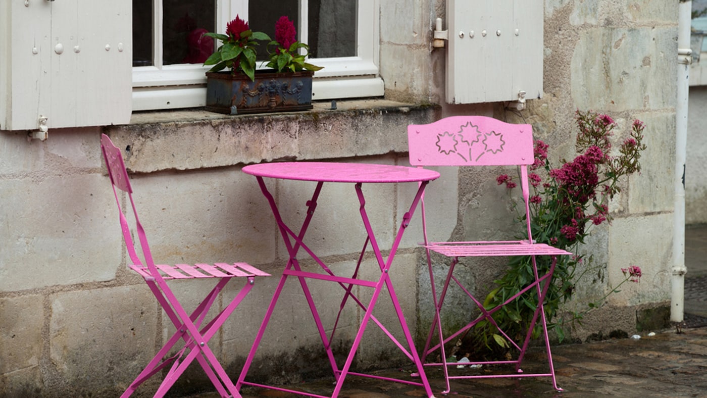 Want to update your outdoor area? Learn how to paint your metal garden chairs in vibrant colours for an instant transformation.