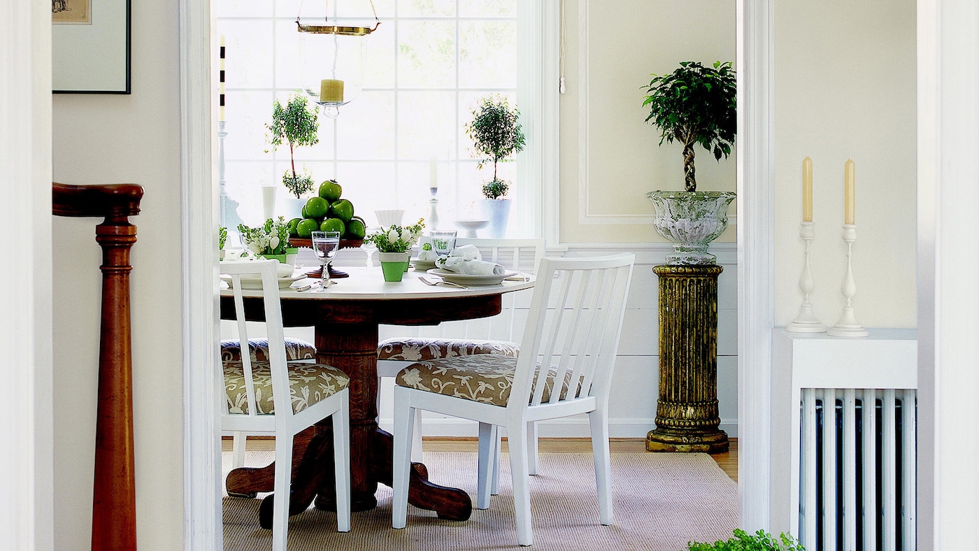 Pair crisp whites with wooden surfaces to create a sleek, sophisticated hallway.