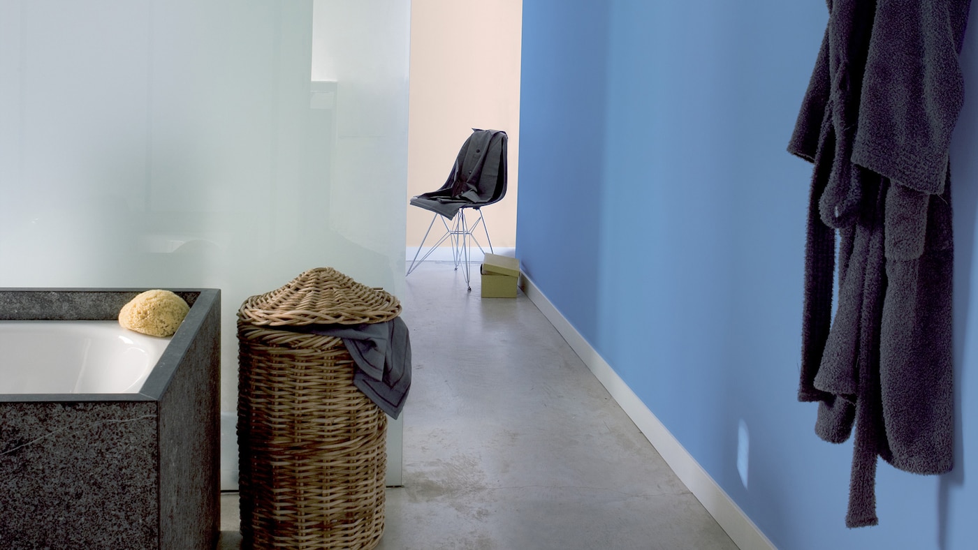 Use cool blue for a refreshing bathroom
