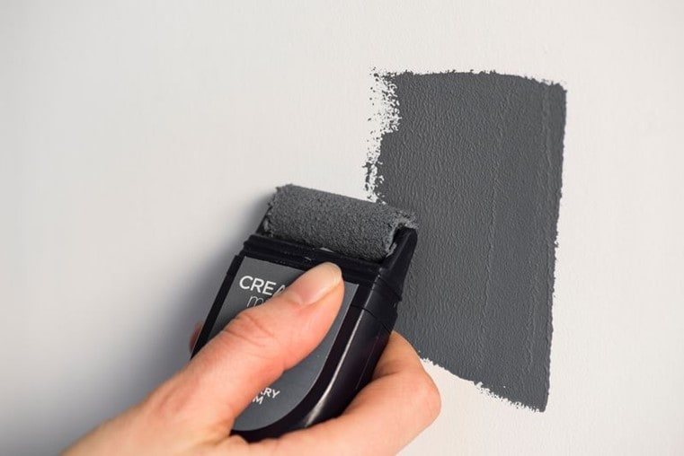 dulux_confidenza-col-colore_tester-dulux-su-parete