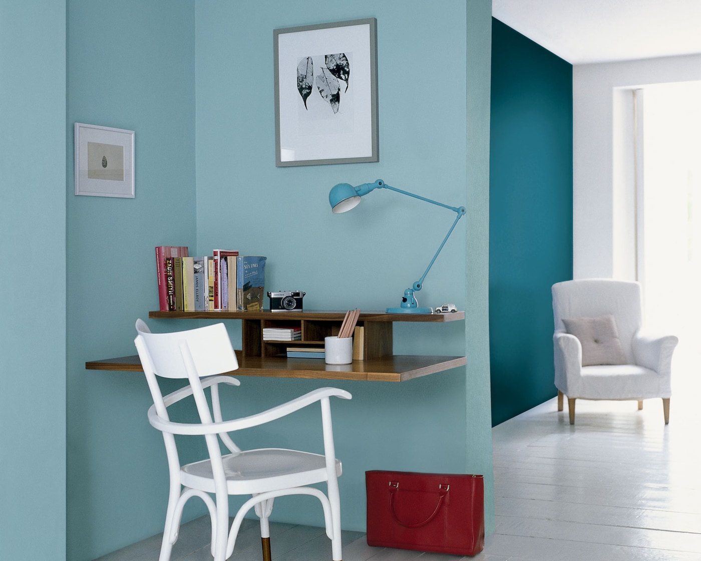 Interni con piante e arredamento bianco post trasloco. Scopri 5 idee Dulux per dare nuovi colori ai tuoi ambienti