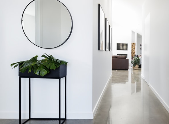 Transformez un espace blanc fade en un lieu familial confortable avec des tons taupe ou égayez-le avec des nuances énergisantes.