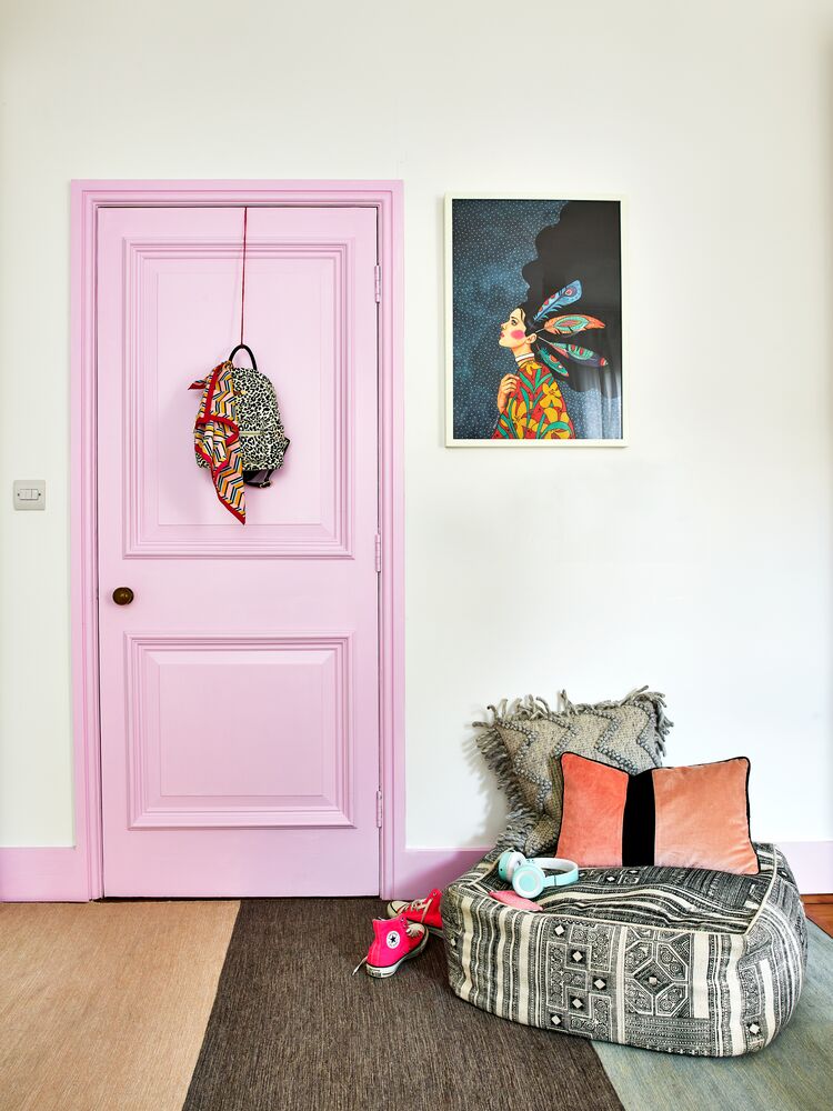 dulux_camera-da-letto_romantica_estroversa-porta-lilla-e-pouf