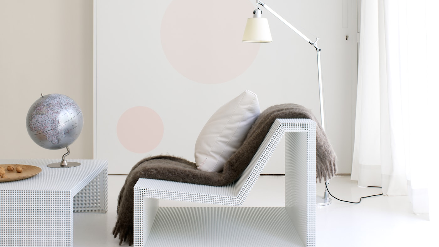 Pops of pale colour bring warmth to an all-white room.
