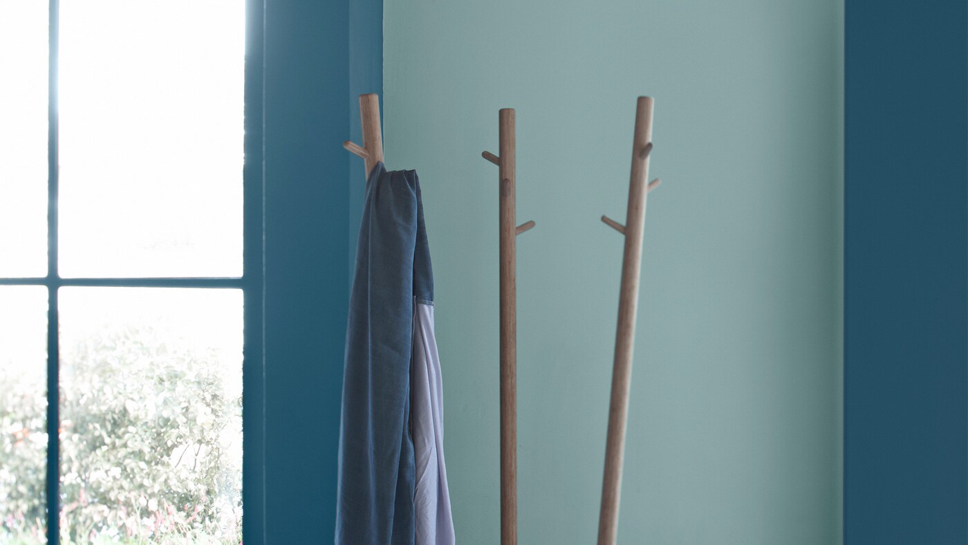 From window and door frames to skirting boards and architraves, choosing a colour for your trim is an important part of painting a room. 