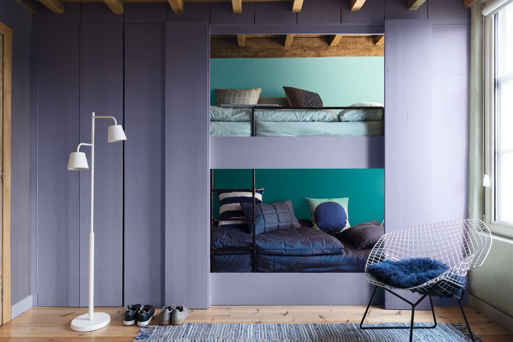 Accent touching bedroom