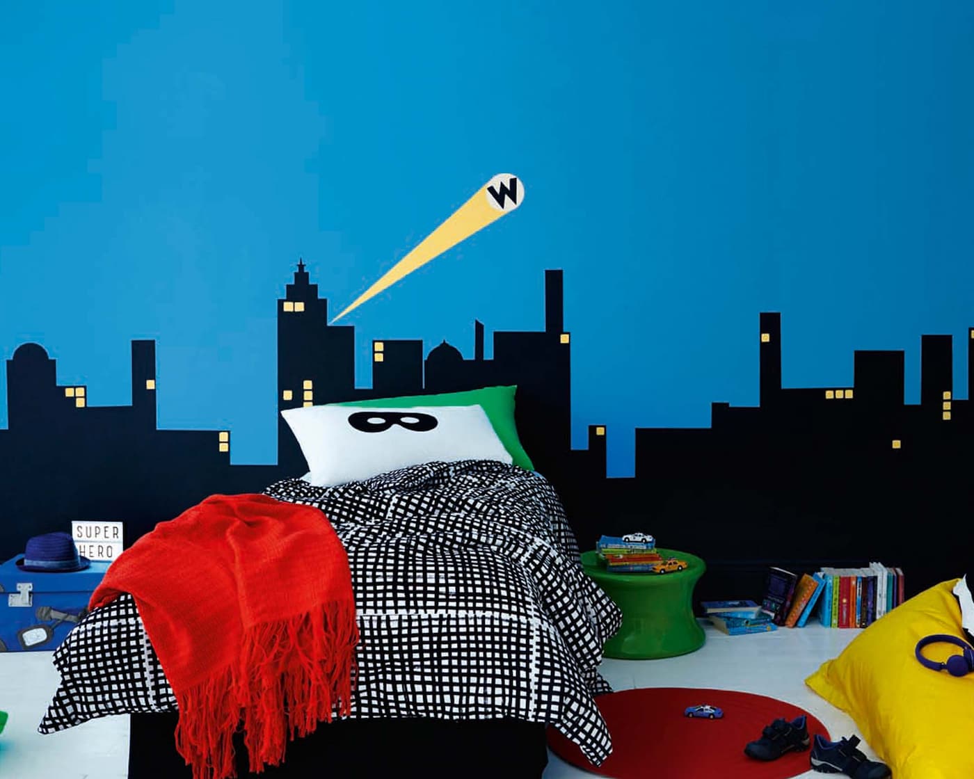 Creating a superhero theme is a fun and easy way to decorate your boy’s bedroom