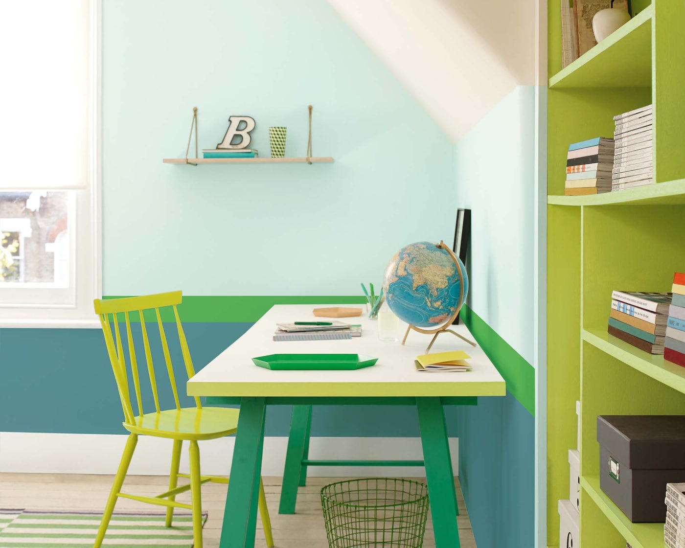 Create a study corner in your child’s bedroom with green stripes