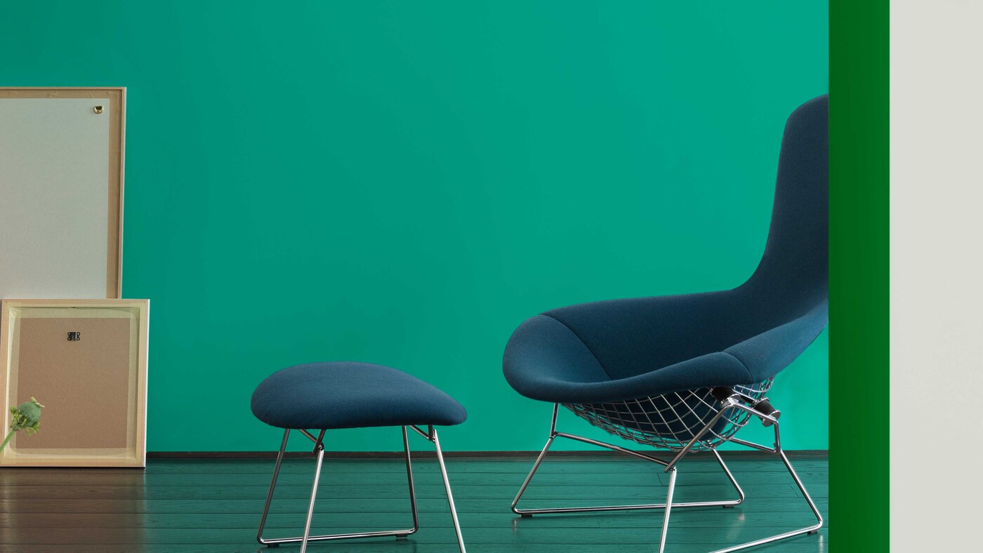 Emerald is a dazzling shade that’s traditionally associated with wealth and luxury. Make an impact by teaming it with velvety blues and golds