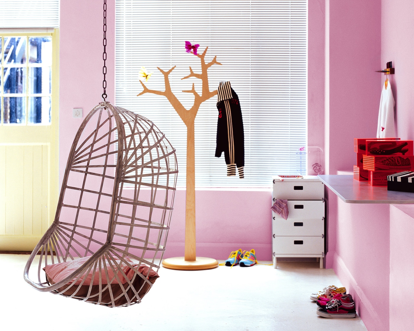 Pairing pink with neutral in a child’s bedroom