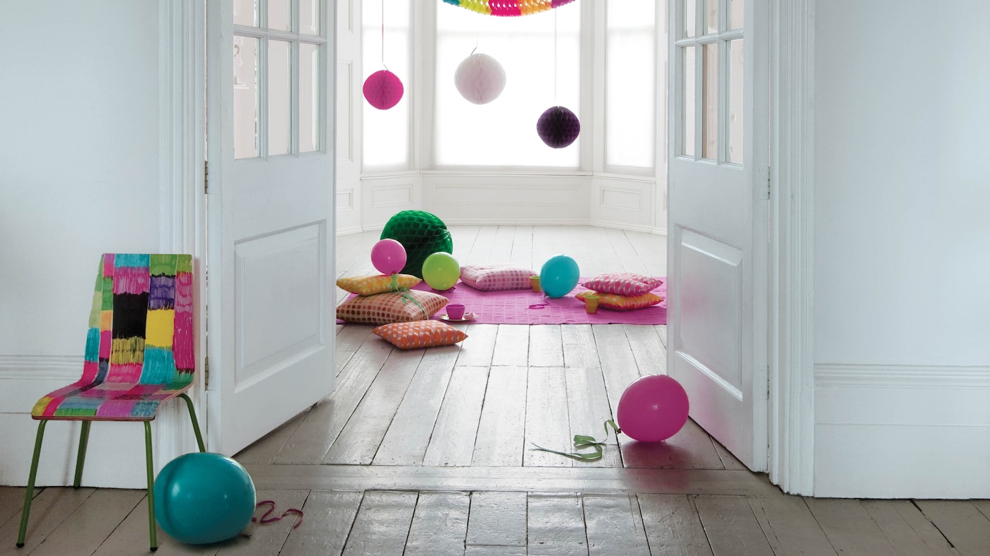 Splashes of pastel blue, green, yellow and pink can look refreshingly modern and, depending on the quantities you use.