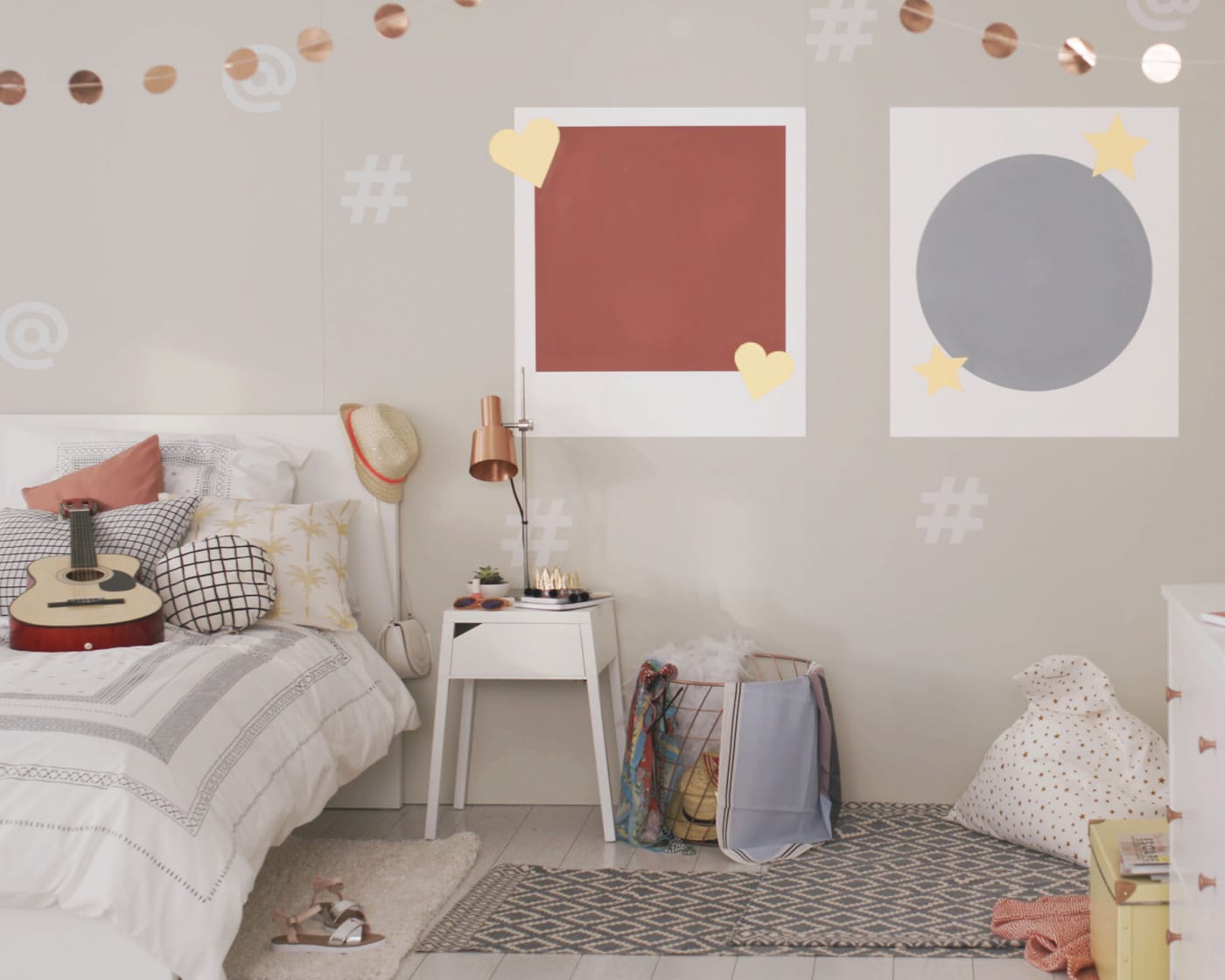 Create a selfie room for your teenager with fun frame motifs