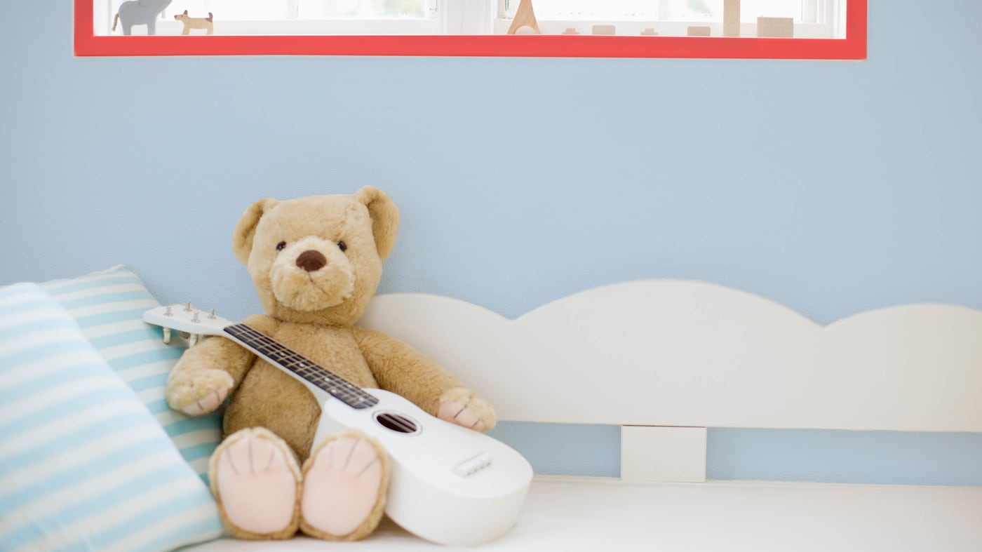 Ta klasyczna para wygląda doskonale w aranżacji vintage, w której swoje miejsce mają również czerwone i niebieskie chorągiewki. 