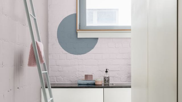 Jasna łazienka z oknem w beżu
