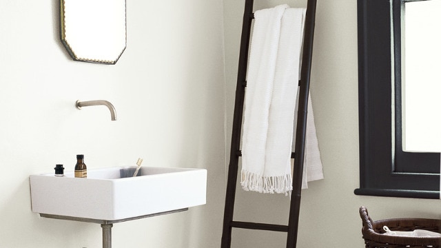 Jasna łazienka z oknem w beżu
