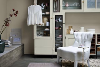 Aranżacje salonu z białymi meblami - jaki kolor ścian wybrać?