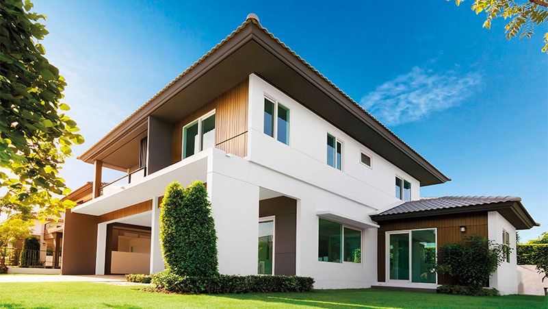 Biała elewacja domu