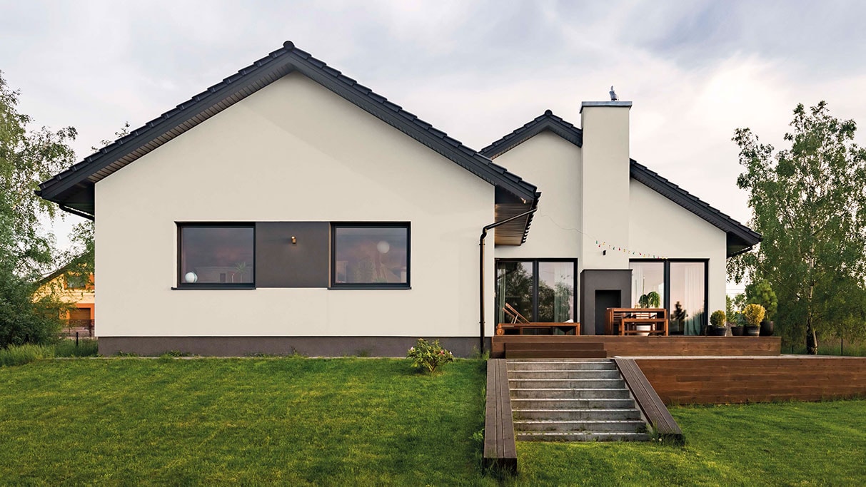 Biała elewacja czarny dach