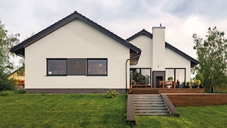 Biała elewacja i ciemny dach – efektowny kontrast