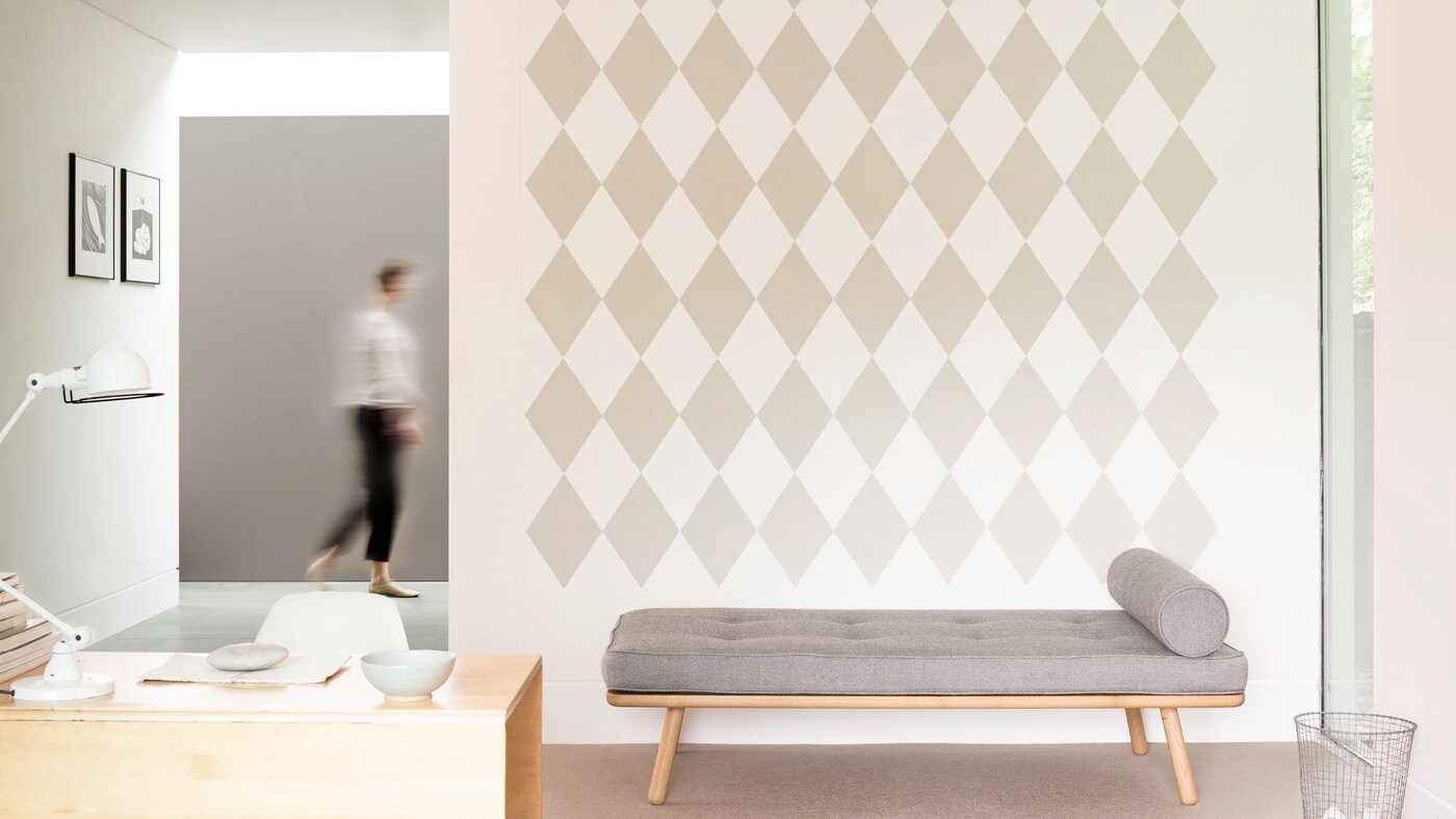 Jeśli jesteś w prawdziwie radosnym nastroju, wzory rombu lub kolorowe kropki na ścianie to znakomity sposób na tchnięcie designerskiej stylistyki do urządzanego pokoju.