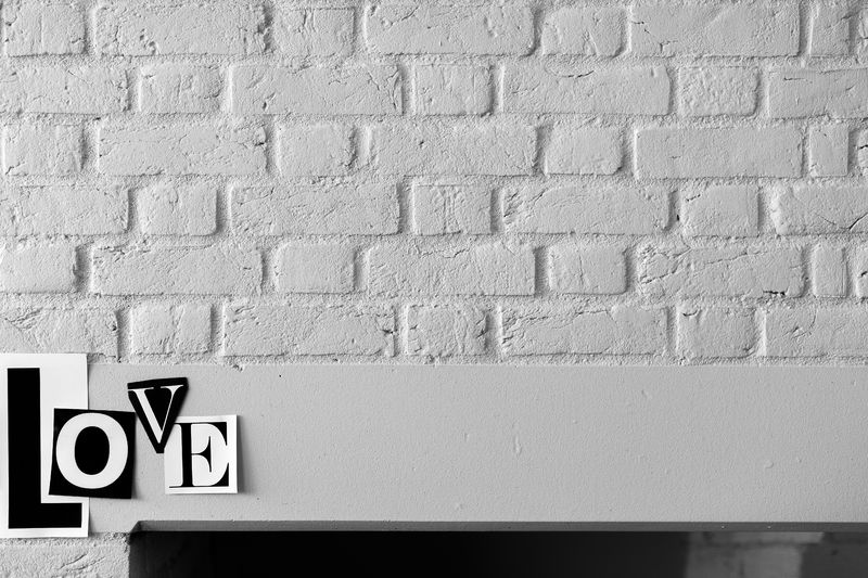 Malowanie ściany z cegieł