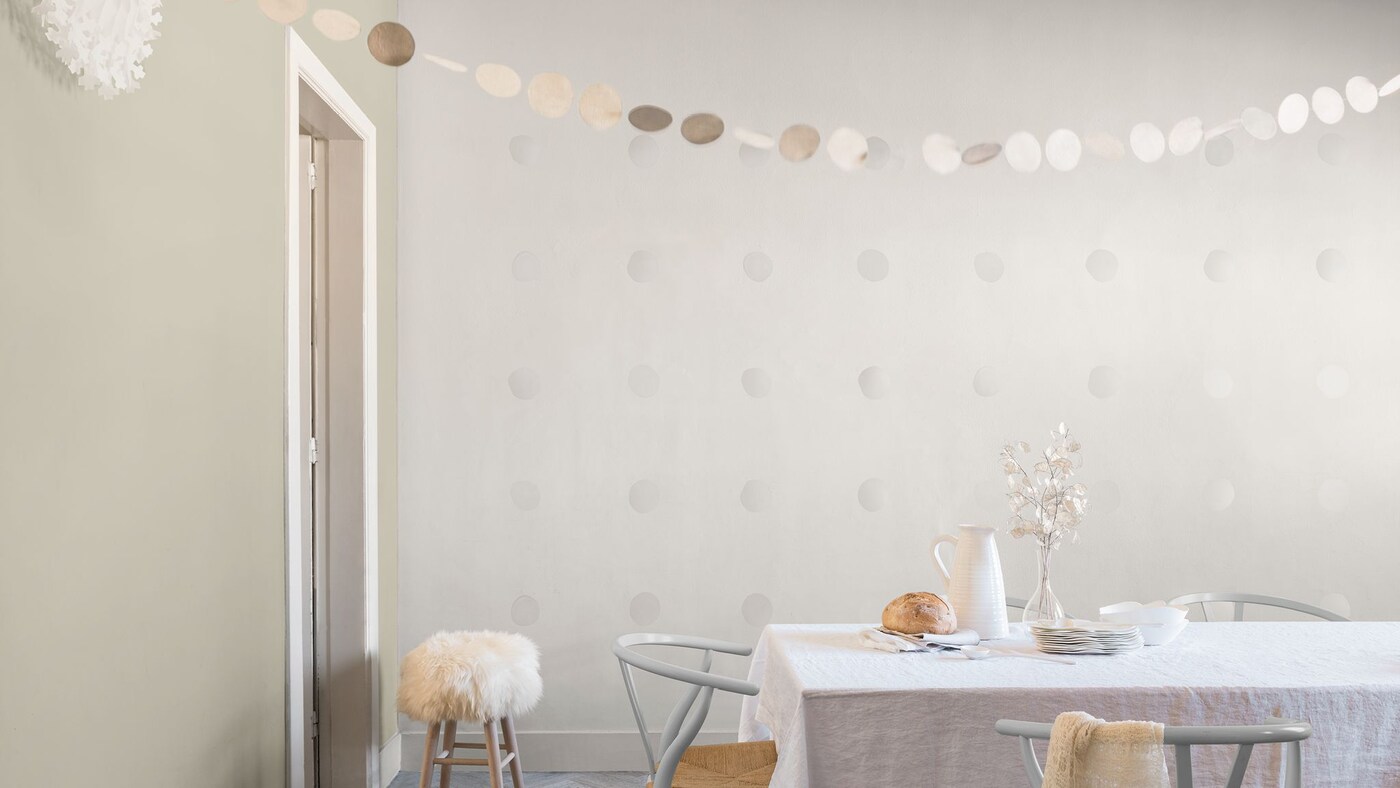 Oddziaływanie na zmysły za pomocą jasnych kolorów, kształtów i materiałów.