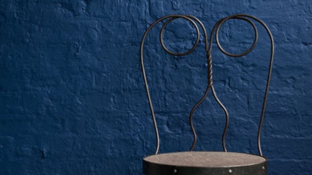 Ciepła cegła polubi się z zimnym granatem. Gdyby tak połączyć jedno z drugim?