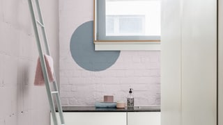 Jak urządzić długą, wąską łazienkę z oknem?