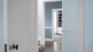 Jak pomalować salon? Błękitna ściana dekoracyjna w salonie 