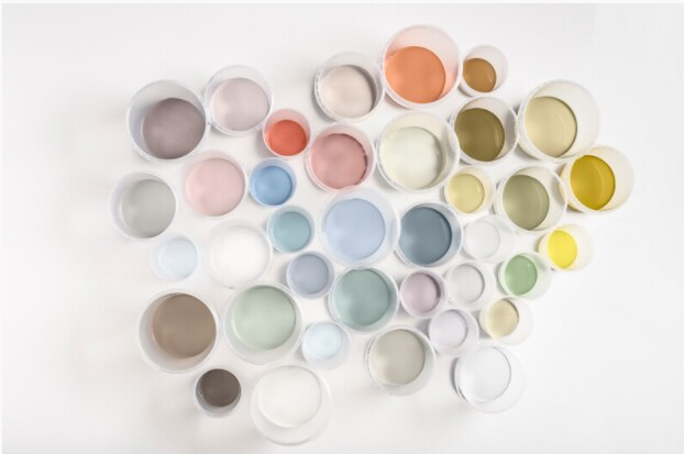 Jednym z wypróbowanych sposobów na zrobienie niezapomnianego pierwszego wrażenia jest użycie efektownego koloru w nowym domu.