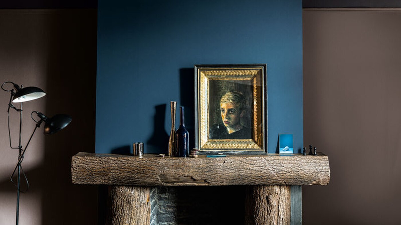 Rozmyty, atramentowy odcień na tle brązu flirtującego delikatnie z fioletem będzie prezentował się nietuzinkowo.