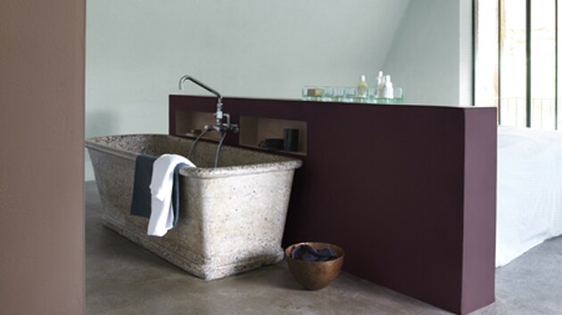 W pofabrycznym wnętrzu panuje stonowanie, dlatego nie może zabraknąć tu betonu. 