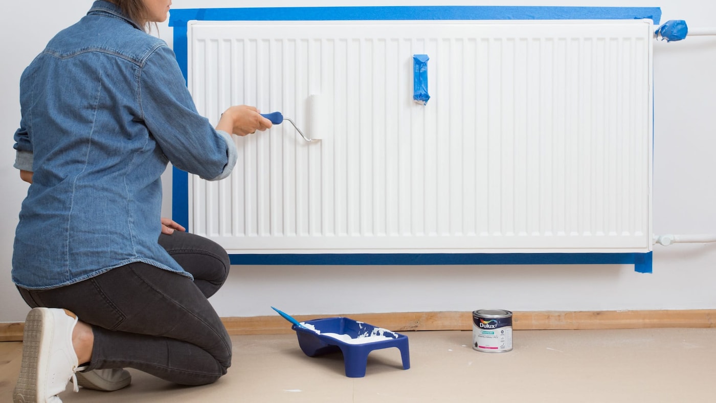 Nakładanie wałkiem drugiej warstwy na kaloryfer