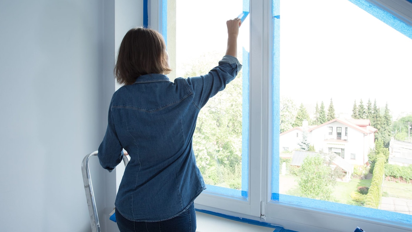 Odklejanie taśmy po malowaniu